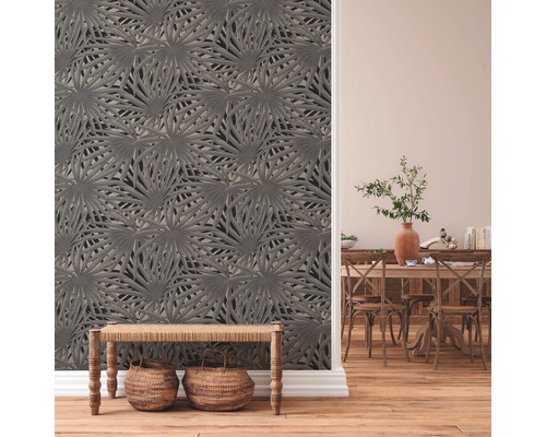 Wohnraum mit gemusterter Tapete und Holzboden