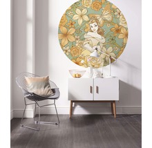 Raumansicht mit einem Wandtattoo mit Belle-Motiv, einem Stuhl und einem Sideboard.