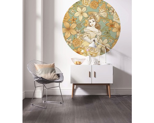 Raumansicht mit einem Wandtattoo mit Belle-Motiv, einem Stuhl und einem Sideboard.