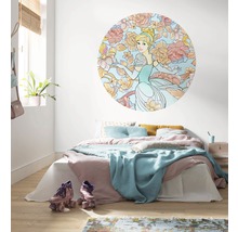 Helles Schlafzimmer mit Wandtattoo von Cinderella und Blumenmuster über einem Bett.