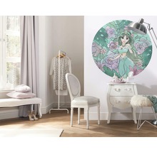 Dekoratives Zimmer mit Wandtattoo, Kommode und Sitzgelegenheiten.