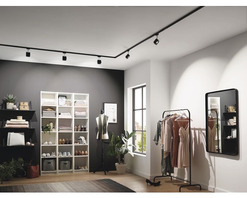 Dressing moderne avec éclairage sur rail noir, étagères et porte-vêtements