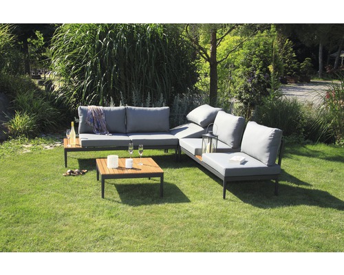 Gartenmöbel Loungegruppe mit Tisch auf Rasenfläche
