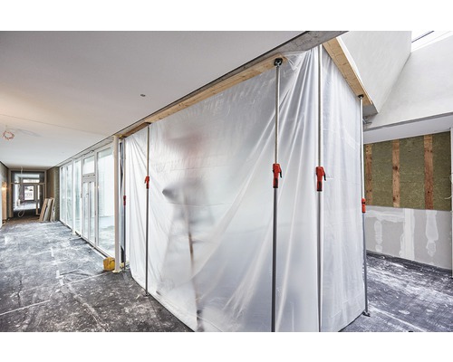Baustelle mit Staubschutzwänden und Teleskopstützen in einem Raum