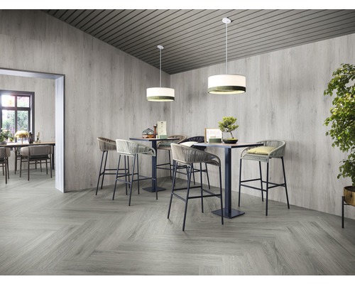 Intérieur avec revêtement de sol, panneaux muraux, tables et chaises