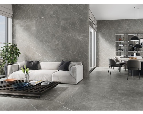 Salon moderne avec carrelage imitation marbre au sol et aux murs.