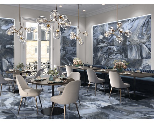 Elegantes Restaurant mit Tischen, Stühlen und Wand- sowie Bodenfliesen in Marmoroptik
