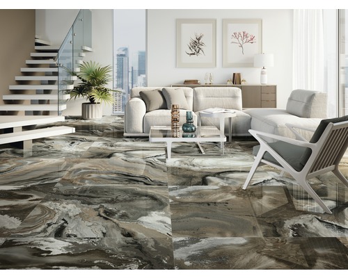 Wohnzimmer mit Fliesenboden in Marmoroptik, Sofa und Treppe