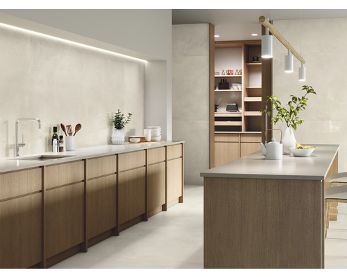 Cuisine moderne et claire avec armoires en bois, évier, îlot de cuisine et carrelage