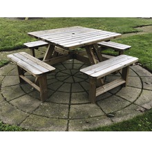 Quadratische Picknicktischgarnitur aus Holz mit vier Bänken