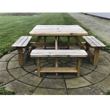 Holzbiertischgarnitur mit quadratischem Tisch und Bänken für den Aussenbereich