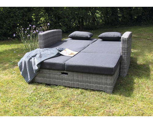 Gartenmöbel-Lounge-Set mit Polster, Kissen und Decke im Garten