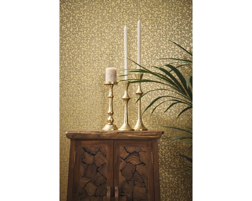 Dekorative Szene mit gemusterter Tapete, Holzschrank, Kerzen und Kerzenständern