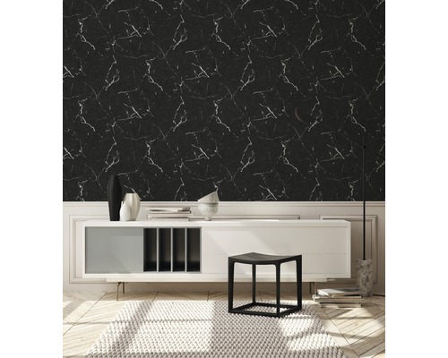 Ein Raum mit einer Wandtapete in Marmoroptik, einem Sideboard und einem Teppich.