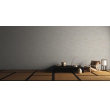 Raum mit japanisch inspiriertem Design mit Tatami-Matten, Sitzbereich und schlichter Wandtapete.