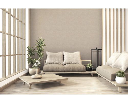 Salon lumineux de style japonais avec canapés et plantes d''intérieur