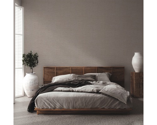 Chambre avec lit double, cadre en bois et éléments décoratifs