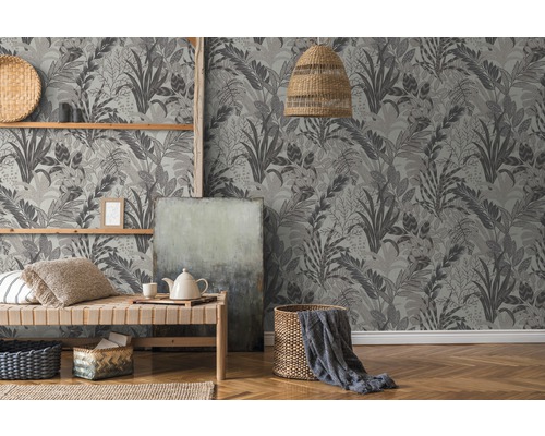 Wohnraum mit Dschungeltapete, Holzbett und Dekorationen für eine natürliche Atmosphäre.