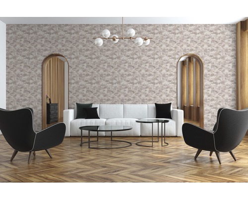 Wohnzimmer mit geometrischer Tapete, Sofa, Sesseln und Couchtischen.
