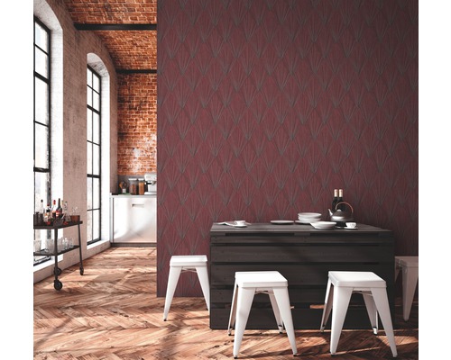 Vue d''ensemble d''une pièce avec papier peint à motifs, plancher en bois, table en bois et tabourets blancs