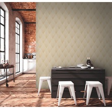 Scène avec papier peint texturé, table en bois et tabourets dans une pièce avec un mur en briques