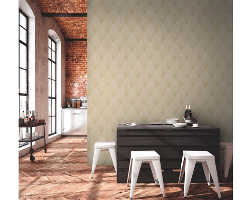 Scène avec papier peint texturé, table en bois et tabourets dans une pièce avec un mur en briques