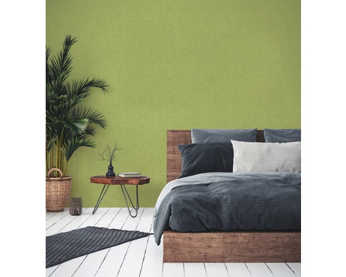 Chambre à coucher avec lit double, plancher en bois et plante d''intérieur dans un panier