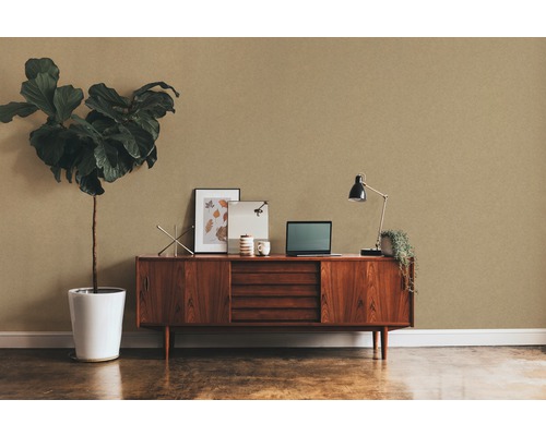 Intérieur avec papier peint marron, commode, plante d''intérieur et lampe de bureau