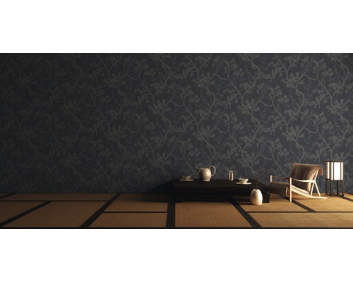 Scène avec papier peint à motifs, table, chaise et lampe dans une pièce avec un sol en tatami