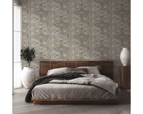 Chambre à coucher avec papier peint à motifs, lit et éléments décoratifs