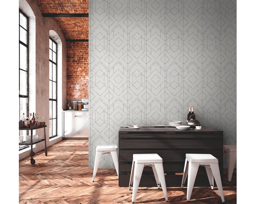 Heller Raum mit geometrischer Mustertapete, dunklem Holztisch und weißen Hockern