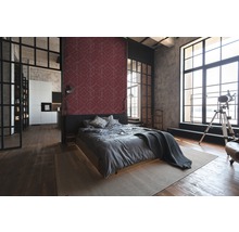Chambre de style loft avec papier peint géométrique, lit et grande fenêtre