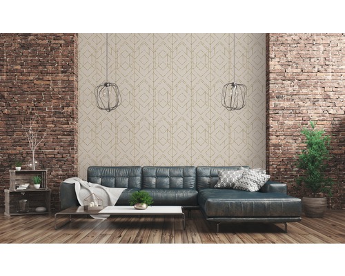 Wohnzimmer mit Couch, Tisch, Ziegelwand und gemusterter Tapete