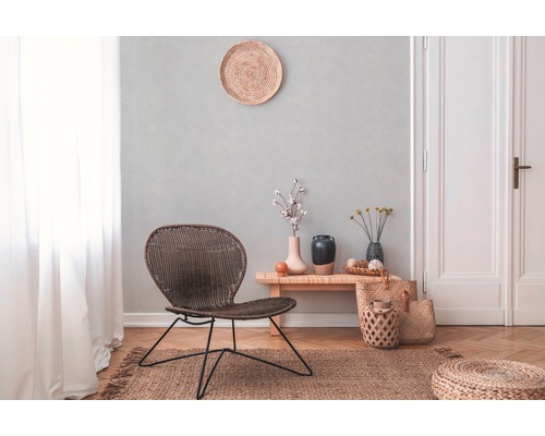 Salon avec meubles en rotin, plancher en bois et décorations