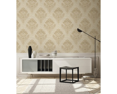 Salon avec papier peint à motifs, buffet et chaise