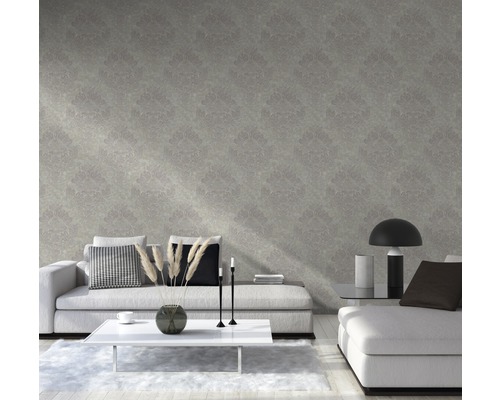 Wohnzimmer mit gemusterter Tapete, Sofa und Couchtisch