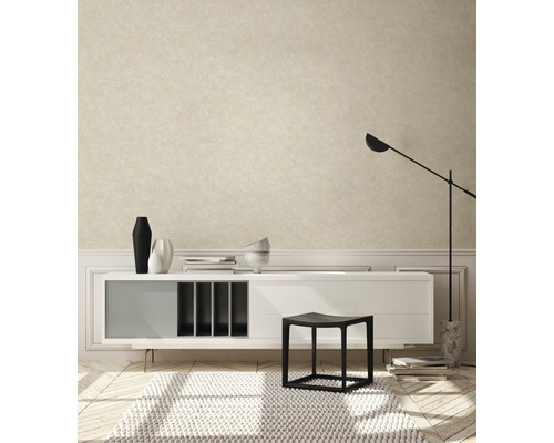 Wohnzimmer mit Sideboard, Hocker, Stehlampe und Teppich