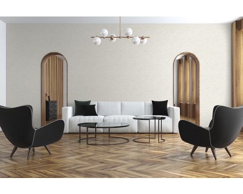 Wohnzimmer mit Sofa, Sesseln, Couchtischen, Deckenleuchte und Holzboden