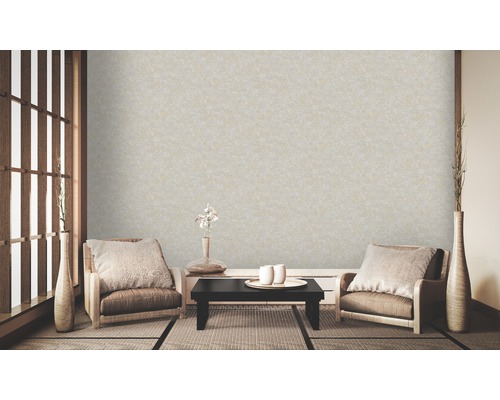 Zimmer mit strukturierten Tapeten, zwei Stühlen und einem schwarzen Tisch