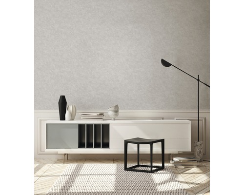 Wohnzimmer mit Kommode, Lampe, Hocker und Teppich