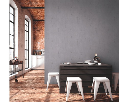 Essbereich im Loftstil mit Holzboden, Esstisch, Stühlen und Küchenbereich