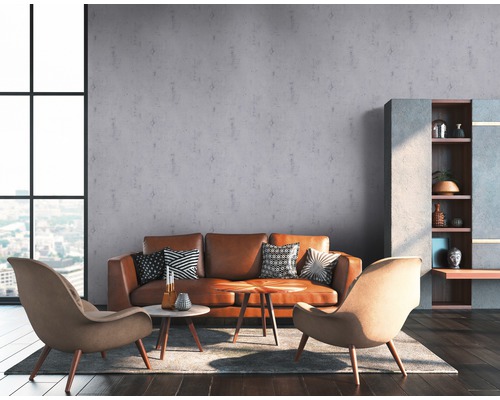 Wohnzimmer mit Sofa, Sessel, Couchtisch und Regal