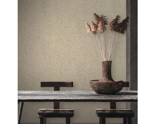 Beige Vliestapete in einem Esszimmer mit Holztisch und Dekoration
