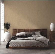 Chambre à coucher avec lit et papier peint à motifs