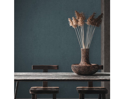 Dekorative Szene mit Tisch, Stühlen und einer Vase mit Ziergras