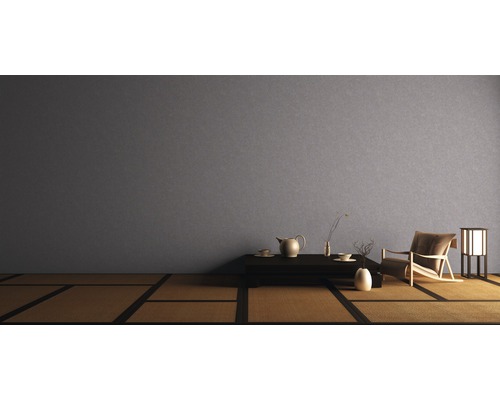 Intérieur japonais avec table, vaisselle, fauteuil et lampe sur tatami.