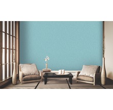 Salon de style japonais avec papier peint bleu clair, fauteuils et table