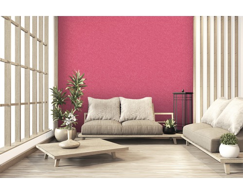 Salon lumineux avec meubles en bois, canapés et plantes d''intérieur devant un mur