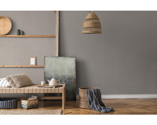 Wohnzimmer mit Struktur Tapete, Holzregal und Dekorationen