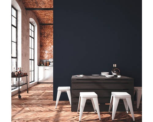 Intérieur avec table à manger, tabourets et mur en briques
